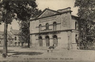 Sur cette place se dressait autrefois l'église Saint Jean Baptiste, la salle des concert que l'on aperçoit à été bâtie avec des blocs de pierre venant des ruines de l'abbaye St Bertin. 